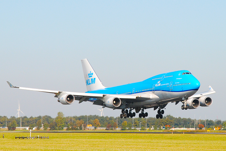 KLM Boeing 747 landt op Schiphol